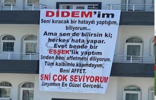 PİŞMANLIĞINI APARTMANA ASTIĞI AFİŞLE DİLE GETİRDİ