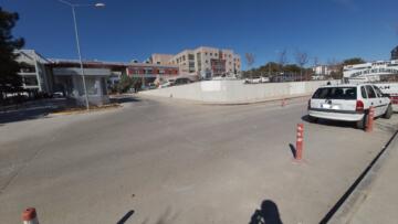 HASTANE ÖNÜNDEKİ YOL VE KAVŞAK TEHLİKE SAÇIYOR
