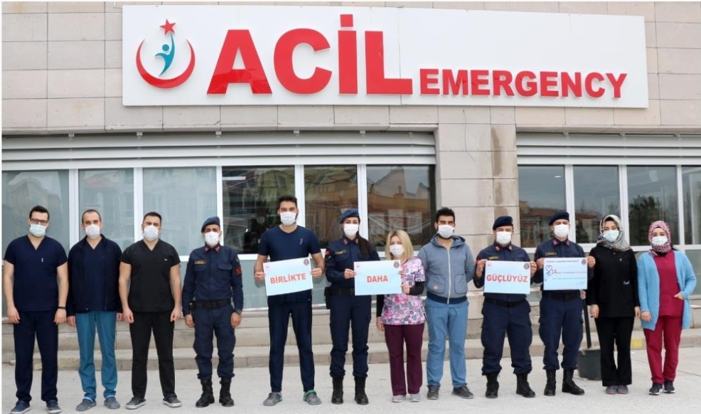 KIRŞEHİR JANDARMADAN SAĞLIKÇILARA ÇİÇEKLİ KUTLAMA
