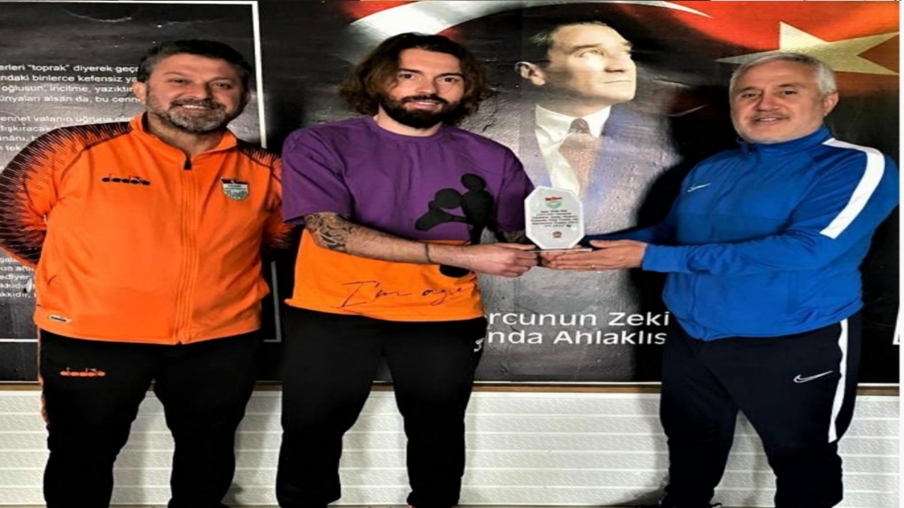 Kırşehir Belediyespor takımında teknik direktör Ercümend Çoşkundere, takımın golcüsü Üstün