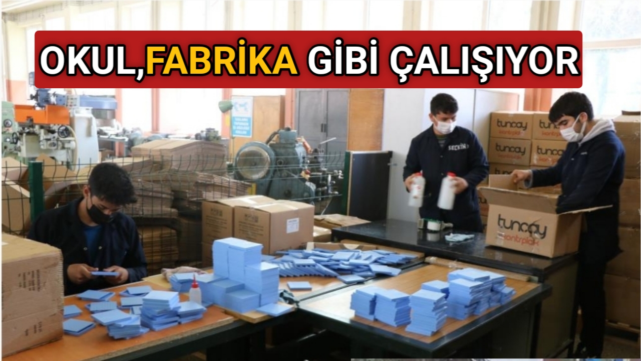 Kırşehir Mesleki ve Teknik Anadolu Lisesi öğretmen ve öğrencileri, okulda