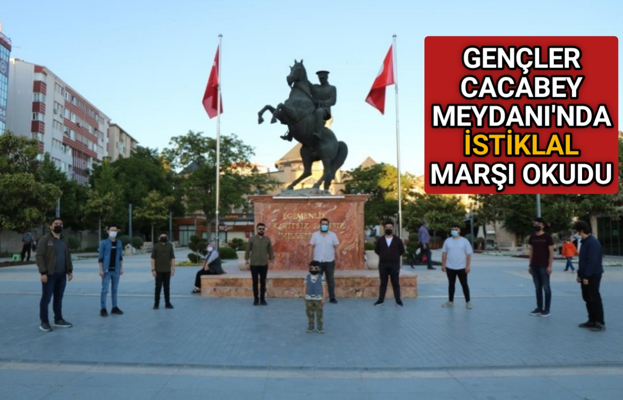GENÇLER CACABEY MEYDANI’NDA İSTİKLAL MARŞI OKUDU