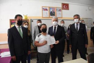 VALİ AKIN, NECATİBEY İLKOKULUNDA KARNE DAĞITTI