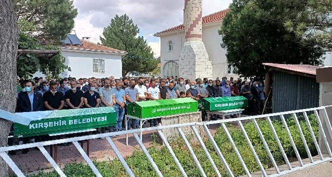 HASTANE YOLUNDA ÖLEN AYNI AİLEDEN 3 KİŞİ TOPRAĞA VERİLDİ