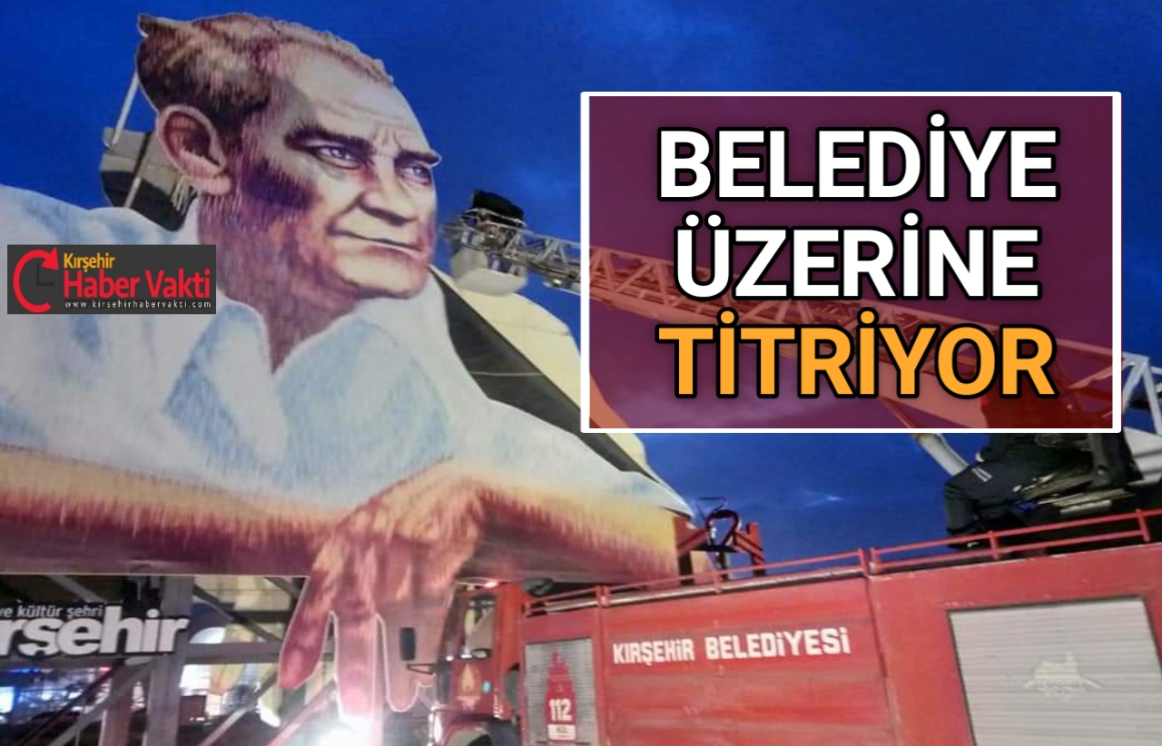 BELEDİYE RÜZGARDAN ETKİLENEN ATATÜRK POSTERİNİ ONARDI