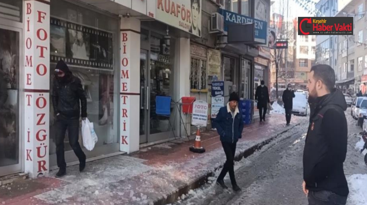 KIRŞEHİR’DE BUZ SARKITLARI TEHLİKE SAÇIYOR