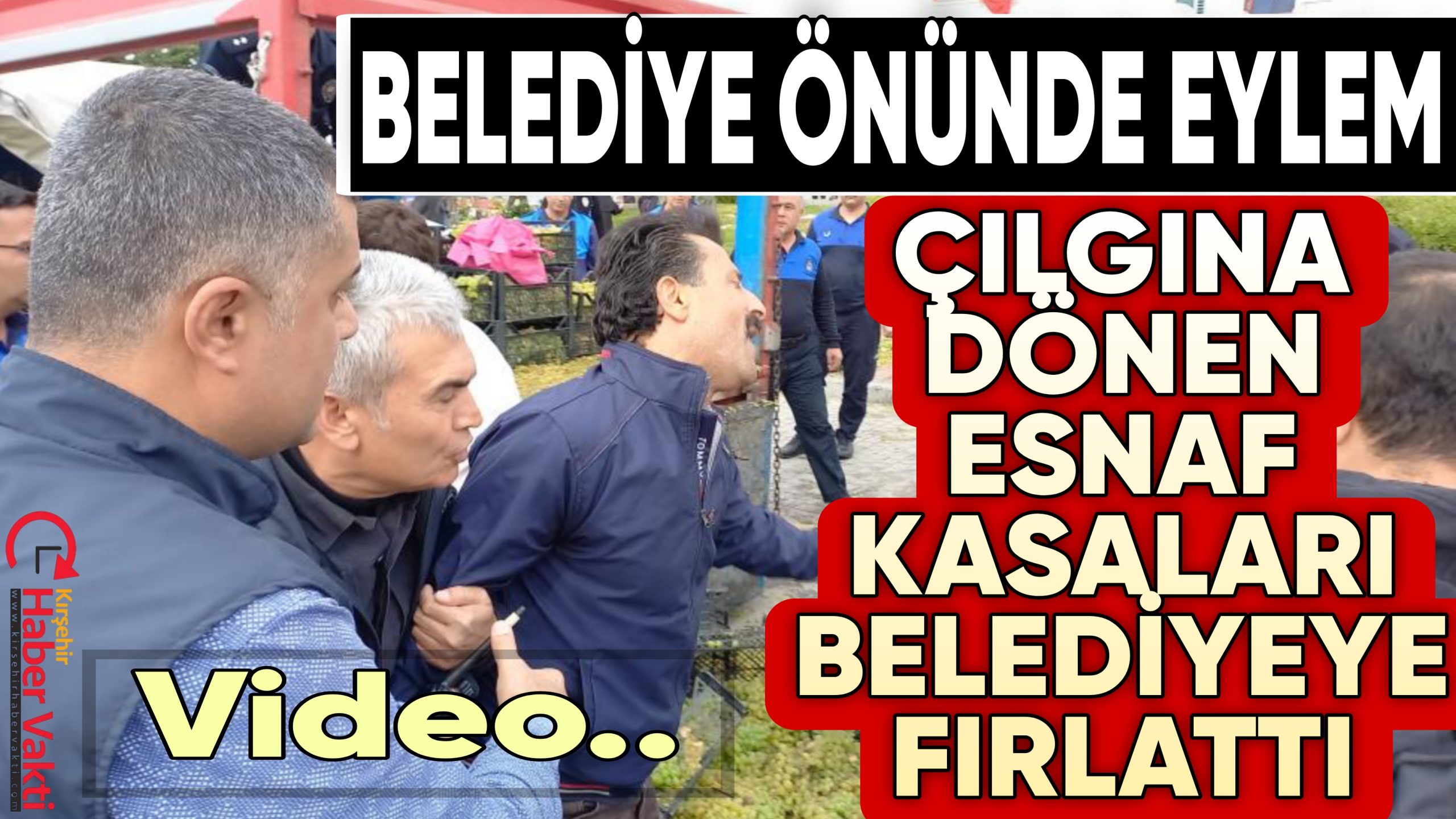 BELEDİYE ÖNÜNDE YİNE EYLEM: ÜZÜM KASALARINI BELEDİYEYE FIRLATTI