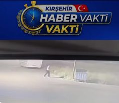 YANGINI ÇIKARDI KARŞISINA GEÇİP İZLEDİ